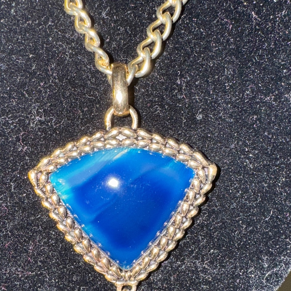 Elegant Gold and Blue Pendant Necklace - Picture 4 of 7